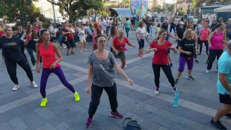 Zumba Fusion: Zeci de oameni au dansat în piațeta din fața Crișul Shopping Center Oradea (FOTO/VIDEO)