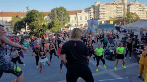 Zumba Fusion: Zeci de oameni au dansat în piațeta din fața Crișul Shopping Center Oradea (FOTO/VIDEO)