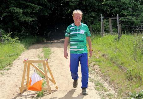 Omul-hartă: Un antreprenor din Oradea îi învață pe tineri să se orienteze prin natură fără telefon, cu hărți și busole (FOTO)