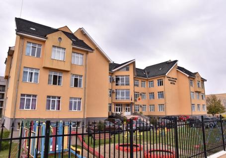 Fetiță de 7 ani din Oradea, internată la spital după ce a căzut de pe un tobogan, în curtea școlii!