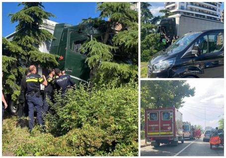 VIDEO: Un șofer de TIR din Oradea a provocat un accident în lanț în Constanța și apoi a fugit! Polițiștii l-au dat jos din cabină cu forța