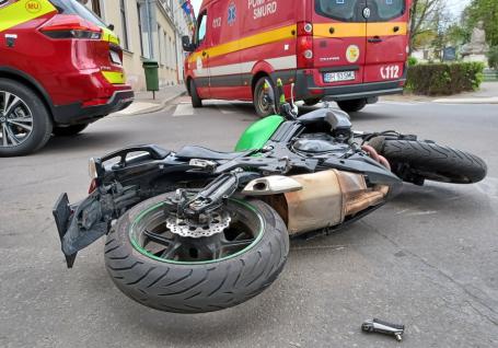 Accident grav în Beiuș, cu două mașini și o motocicletă. Motociclistul n-a mai putut fi salvat