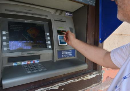 Atenție când faceţi tranzacţii la bancomat! Un orădean a fost jefuit în timp ce număra banii