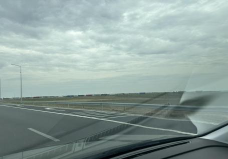 Blocaje la ieșirea din noul drum DX 16 pe autostradă spre punctul de trecere a frontierei Borș II. Iată din ce cauză!