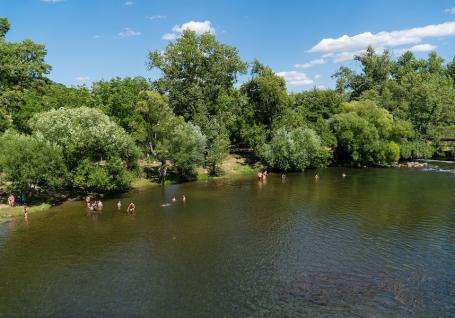 Zi de cod galben în Bihor. Ce riscuri aduce căldura la scăldat, pe drumuri și în gospodării