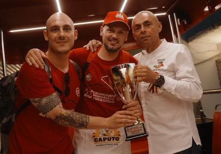 Aur mondial pentru Oradea la Napoli: un pizzaiolo de la Corsarul a câștigat locul 1 la Campionatul Mondial de Pizza (FOTO)