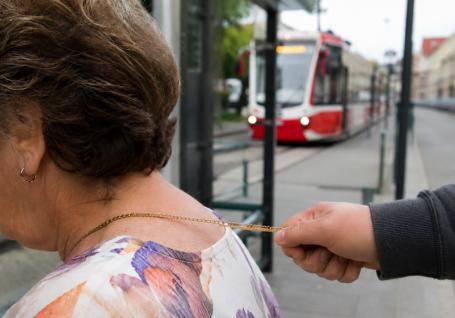 A urmărit o femeie prin Oradea și i-a smuls lanțul de aur de la gât. Tânăr din Oșorhei, arestat pentru tâlhărie