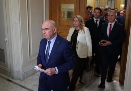 Decizie-fulger la Tribunalul Ilfov: instanța a suspendat hotărârile PNL prin care Bolojan bloca votul pentru Guvernul Veștea