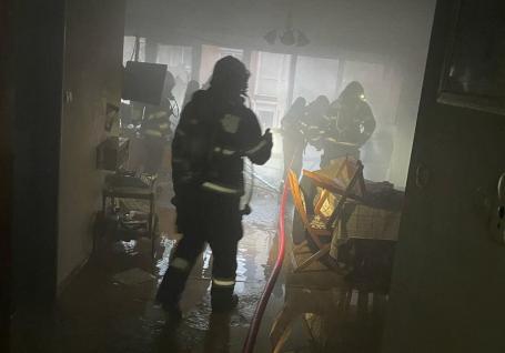 Incendiu în toiul nopții într-un bloc din Oradea. A pornit de la o... lampă cu petrol