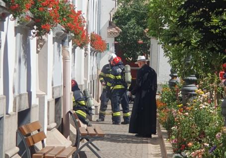 Incendiu în clădirea Episcopiei greco-catolice din Oradea (FOTO)