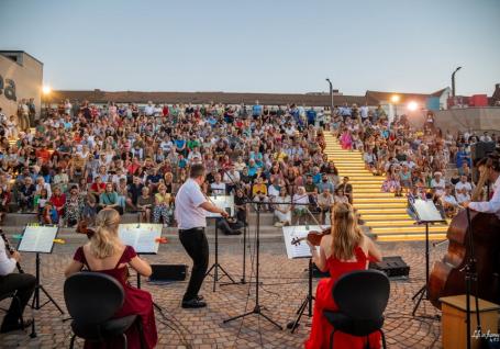 De la AC/DC și Nirvana, pe malul Crișului, la Șaraiman la apus: Filarmonica face muzica să răsune în Oradea