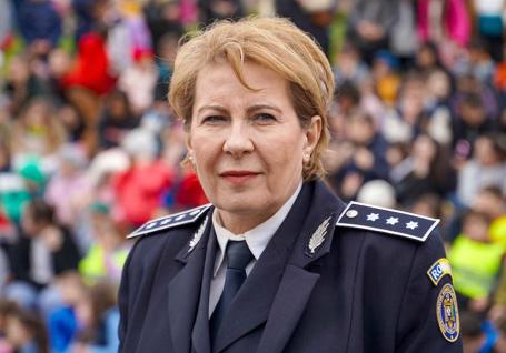 „Mama” prevenirii: De peste 20 de ani, polițista Ioana Indrieș îi învață pe bihoreni cum să fie în siguranță (FOTO)