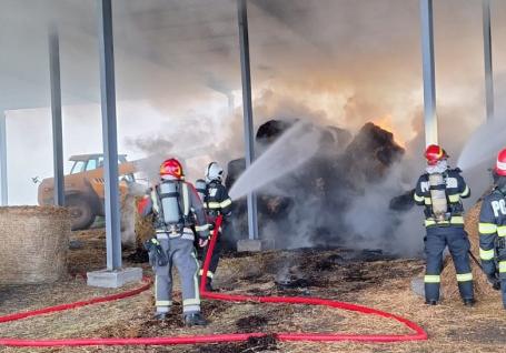Incendiu la o șiră de baloți de lucernă, în Bihor. Focul ar fi pornit de la autoaprinderea furajelor