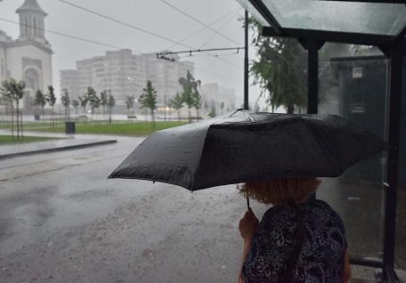 Cod galben de vreme rea în Bihor. Meteorologii anunță că urmează ploi torențiale, vijelii și grindină