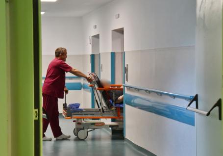Scoși din azilele de la Dumbrava și „uitați” în spitale. 16 persoane vulnerabile stau de trei săptămâni la Oradea și Beiuș, un bărbat a murit
