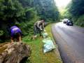 Laşi în urmă ceea ce eşti: Voluntarii au umplut 150 de saci cu gunoaie strânse de pe marginea drumului de Vârtop (FOTO)