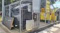Ne enervează: Ușă abandonată lângă țarcul de gunoi în Cartierul Luceafărul