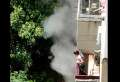 Trei orădeni s-au intoxicat cu fum într-un incendiu izbucnit la un bloc din Bulevardul Ştefan cel Mare din Oradea (VIDEO)