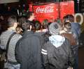 Orădenii au colindat automatul Coca-Cola şi au ajutat copiii orfani (VIDEO)