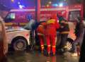 Accident în Oradea, la Prima Shops. O mașină a intrat în stâlpul unui panou publicitar (VIDEO)
