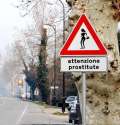 Indicatoare în Italia: Atenţie, curve!