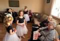 Îmbrățișate de bunici: Balerinele de la o școală din Oradea au dansat într-un azil de vârstnici (FOTO/VIDEO)
