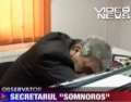 Cherchelit, secretarul unei primării doarme cu capul pe birou (VIDEO)