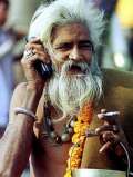 Indienii au mai multe telefoane mobile decât toalete