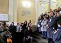 Grefierii au primit colindători chiar în timp ce protestau, în holul Palatului de Justiţie din Oradea. Greva din Justiție continuă, se alătură și judecătorii Tribunalului (VIDEO)