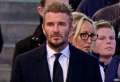 David Beckham a stat 12 ore la coadă pentru a-i aduce un omagiu Reginei Elisabeta (VIDEO)