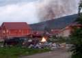 Sătenii din Rontău, terorizaţi de ţiganii care aruncă gunoaie peste tot, iar seară de seară incendiază mormane de flacoane şi zdrenţe (FOTO / VIDEO)