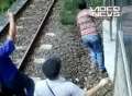 Tren împins de călători! (VIDEO)