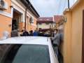 Înghesuială la o clinică din Oradea: Cei care vor să-şi facă analizele pentru şcoala de şoferi stau la rând cu orele (FOTO)