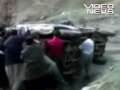 După ce pun pe roţi o maşină răsturnată, o împing la vale! (VIDEO)