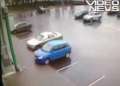 Cum să intri cu maşina în stâlp, încercând să ieşi din parcare (VIDEO) 