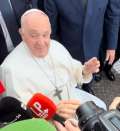 Papa Francisc a fost externat, la 9 zile după o operație de hernie (VIDEO)