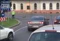 Imagini inedite în Oradea: Un poliţist rutier opreşte traficul în Centrul Civic, ca să traverseze o familie de… raţe! (FOTO / VIDEO)