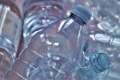 Studiu îngrijorător: Un litru de apă îmbuteliată în plastic are în medie 240.000 de particule de nanoplastic