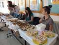 "Cake Day": Tinerii vând prăjituri de casă, pentru bătrânii şi orfanii din Bihor 