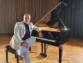 „Bach pentru toți”: Pianistul orădean Zoltán Thurzó îi invită pe bihoreni să redescopere bucuria de a asculta muzică clasică