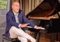 Inedit: Un pianist din Oradea vrea să cânte continuu 130 de ore, pentru a doborî un record mondial!