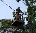 Muncitorii de la RER au salvat o femeie căzută în balcon