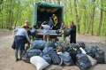 Duminica altfel: Mai mulţi voluntari au strâns gunoaiele dintr-o pădure de la marginea Oradiei. S-a umplut o camionetă! (FOTO)