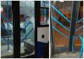 Autobuz vandalizat în Oradea: Ţigani beţi s-au certat şi, de nervi, au spart sticla dintr-o uşă (FOTO)