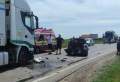 Accident cu trei maşini şi un camion la ieşire din Oradea. Trafic îngreunat (FOTO)