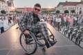 Tânărul bihorean Florin Mihuţ, imobilizat în scaun cu rotile în urma unui accident, lansează o carte motivaţională la Muzeul Ţării Crişurilor