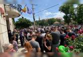 „Béres, hai afară!”. Sute de localnici protestează în fața Primăriei Săcueni, după ce primarul UDMR ar fi pierdut alegerile, dar se amână publicarea rezultatelor (FOTO/VIDEO)