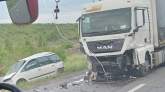 Accident cu 3 morți în Bihor! Încă o persoană este resuscitată, după ce un autoturism și un TIR s-au lovit pe DN 1