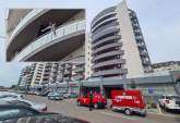 Un bărbat a căzut de la etajul 9 în cartierul Luceafărul din Oradea, după ce a amenințat zeci de minute că se aruncă în gol! (FOTO)