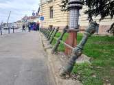 Ne enervează: Gardul metalic din jurul Primăriei Oradea stă să cadă! (FOTO)